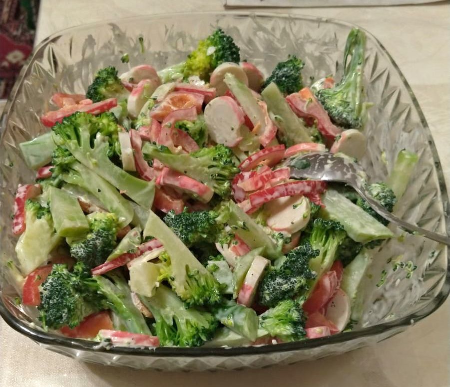 Крабовый салат с брокколи