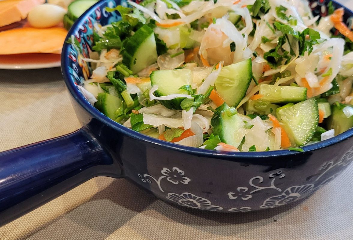 Как сделать вкусный салат с квашеной капустой: простой рецепт