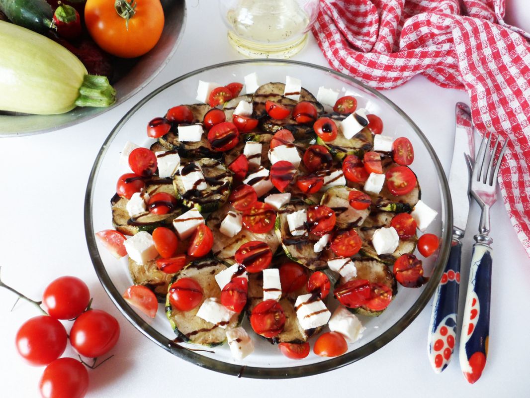 Сочный теплый салат с кабачками, фетой и черри: идеальное блюдо для летнего пикника