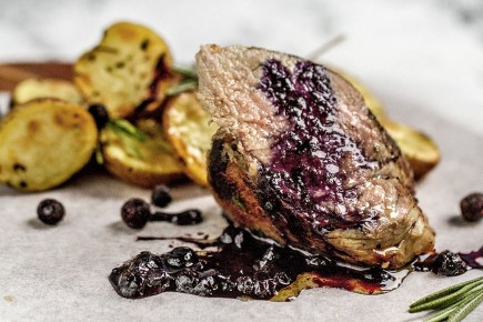 Вкусное сочетание: свиная вырезка с запечённым бэби-картофелем и черничным соусом