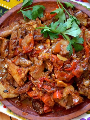 Нежная баранина с овощами в насыщенном соусе