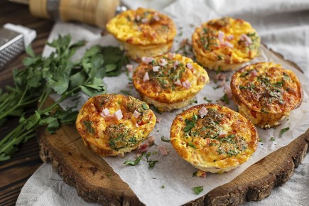 Ароматные маффины из омлета с ветчиной и сыром: удивительный завтрак для ваших гостей