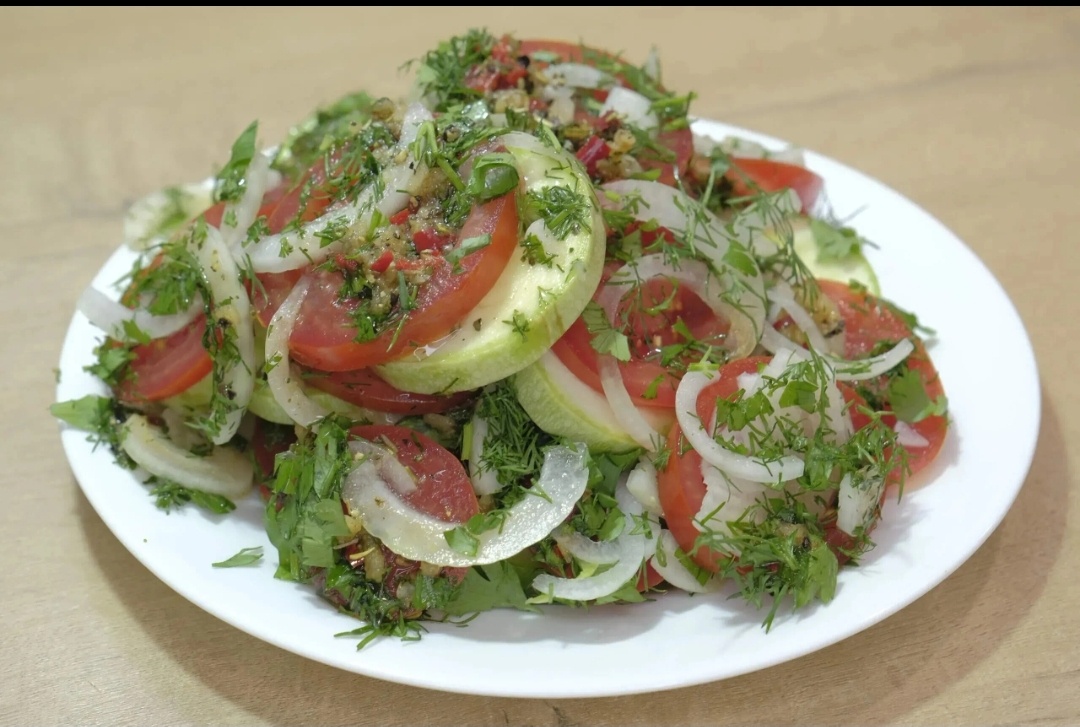 Необычная закуска из кабачков и помидоров: кулинарная находка
