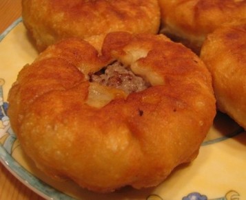 Нежные беляши на кефирном тесте: быстрая закуска с мясным фаршем