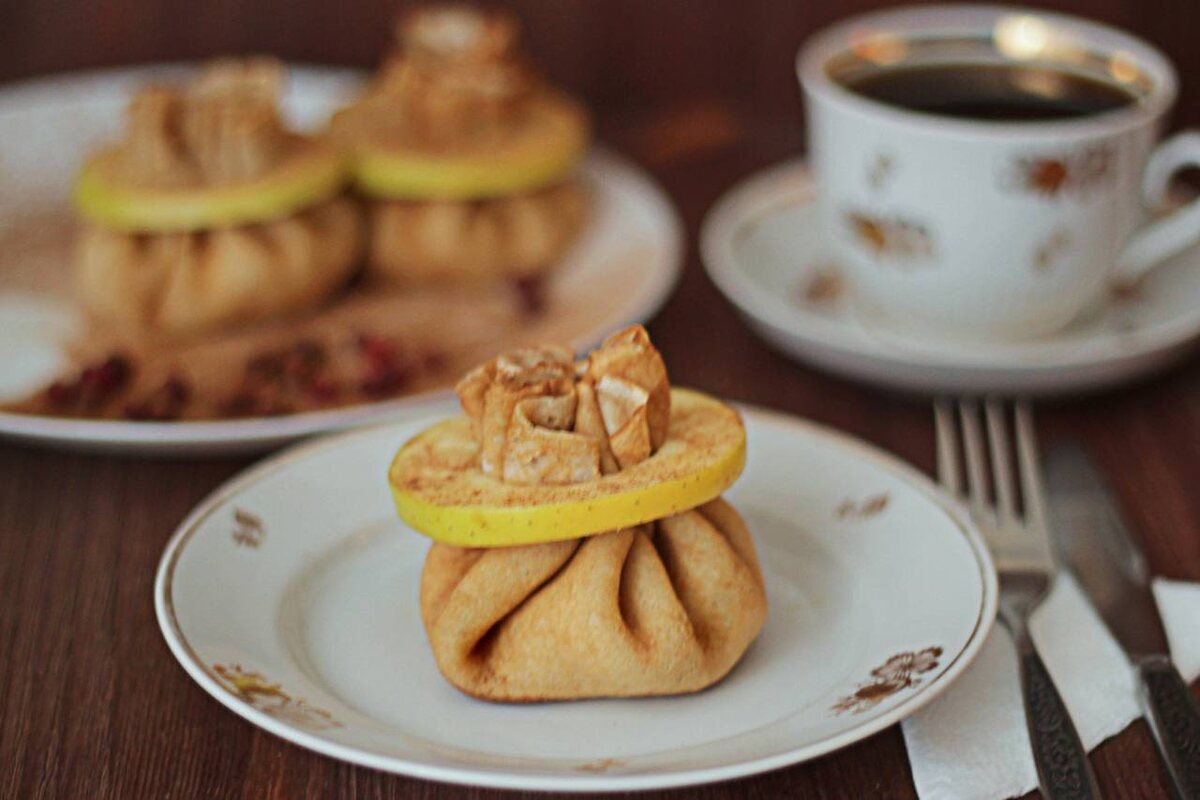 Нежные блинные мешочки с яблоками и брусникой для уютного десерта