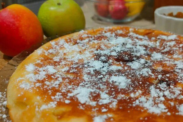 Шарлотка на сковороде: простой рецепт, когда нет духового шкафа