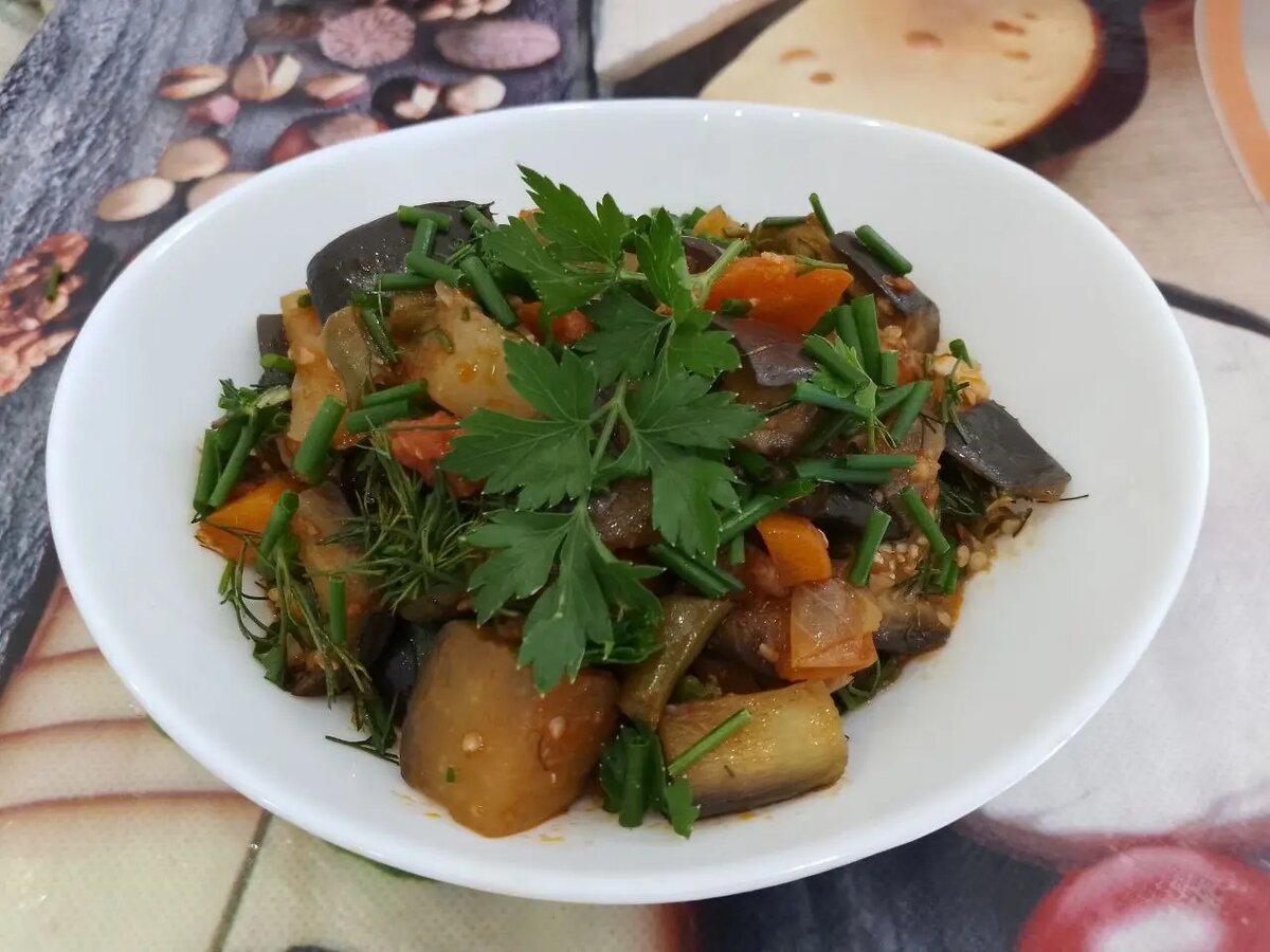 Тушеные баклажаны с помидорами и овощами
