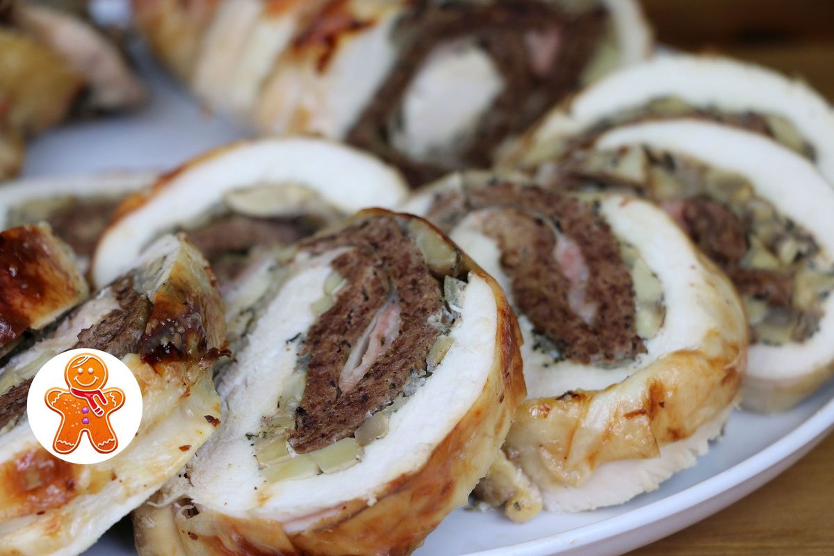 Праздничный рулет из курицы с печенью и грибами