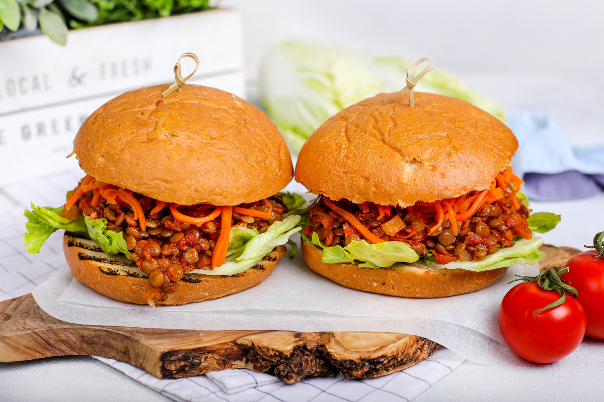 Вкусный и сытный веджи бургер: Кудрявый Джо с чечевицей и корейской морковью