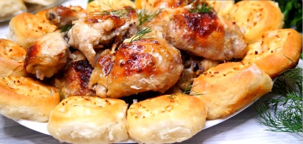 Кулинарный шедевр: курица с рулетиками из дрожжевого теста