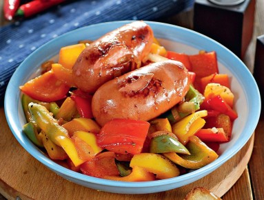 Сардельки со сладким перцем в винном соусе