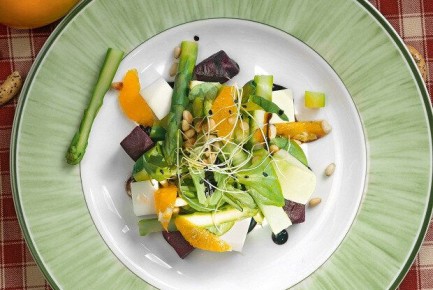 Нежный салат из спаржи с козьим сыром