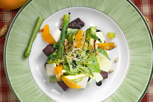 Нежный салат из спаржи с козьим сыром