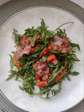 Салат с руколой и беконом: освежающий вкус для вашего стола