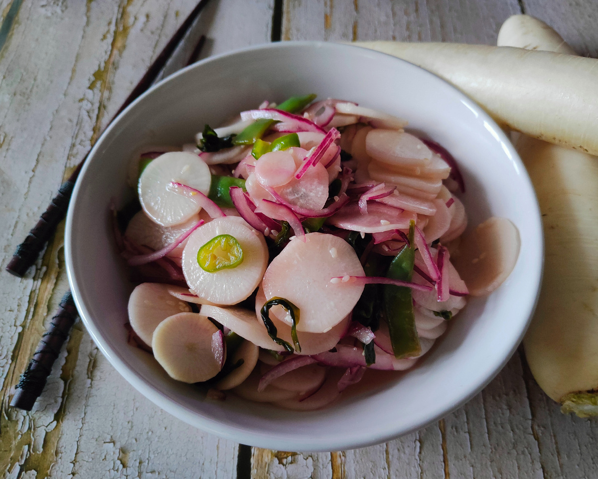 Удивительный салат из дайкона: простой рецепт с яркими нотами японской кухни