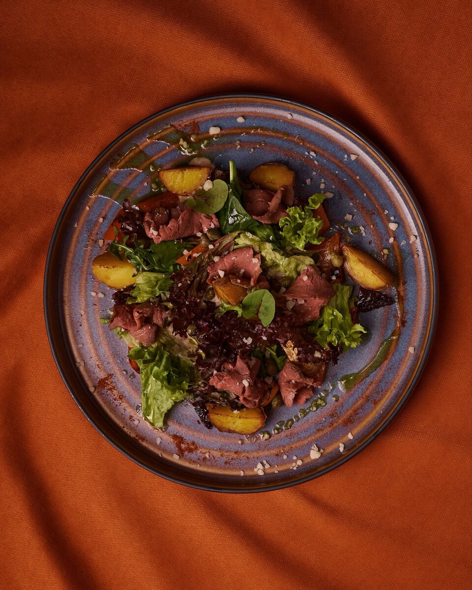 Салат с ростбифом и печёным картофелем: гармония вкуса в Липе