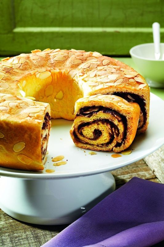 Как приготовить нежную дрожжевую косичку с нугой