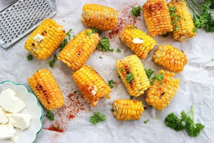 Ароматная запеченная кукуруза с чесноком и маслом: легко и вкусно
