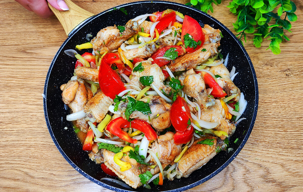 Простое и рафинированное блюдо из куриных крыльев и свежих овощей для всей семьи