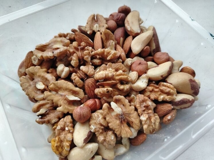 Как завтрак с орехами и овощами влияет на снижение веса и уровень сахара в крови