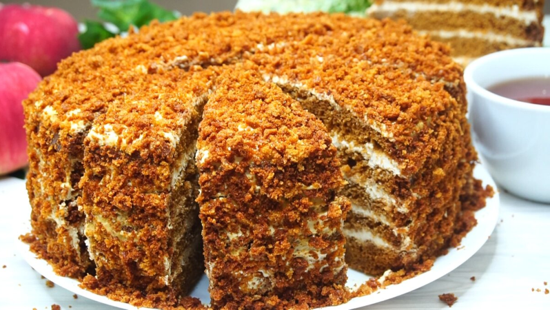 Медовый пух: нежный торт без раскатки коржей для любой кухни