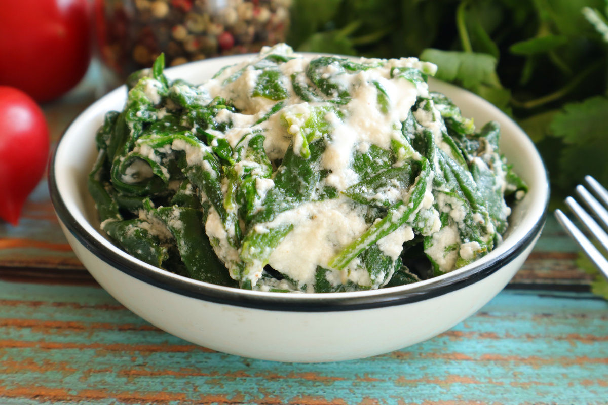 Нежный шпинат в сметанном соусе: готовим с любовью