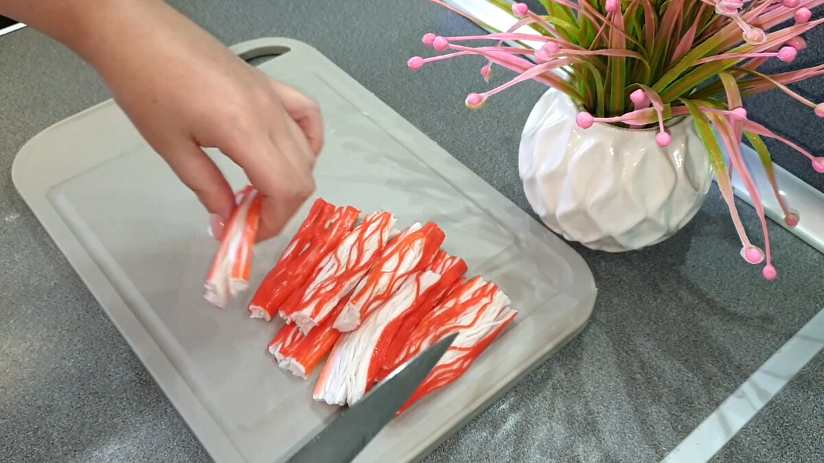 Нежный салат с крабовыми палочками, который украсит любой стол