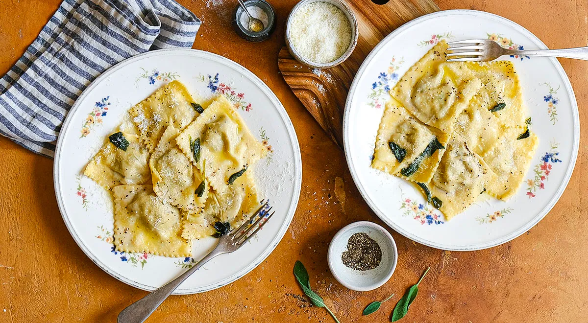 Равиоли с фаршем, сыром и грибами