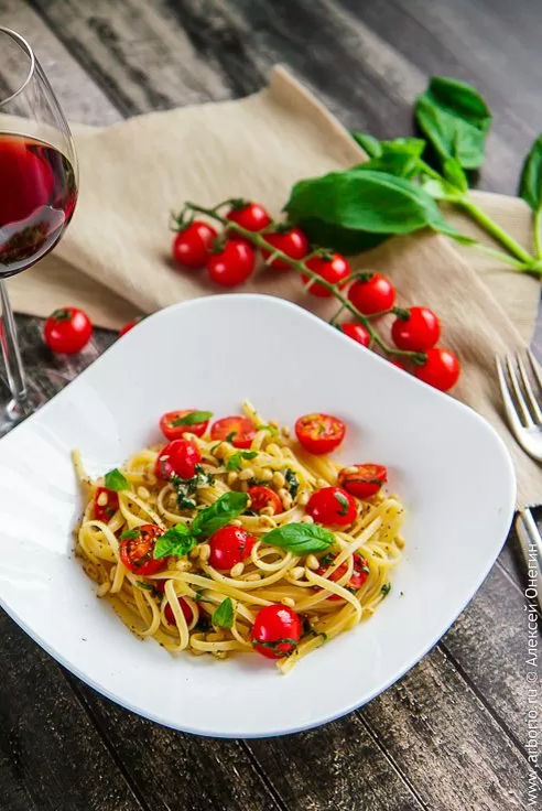 Паста с помидорами черри и базиликом: быстро и вкусно