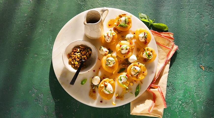 Необычный завтрак: абрикосы с моцареллой и фисташками