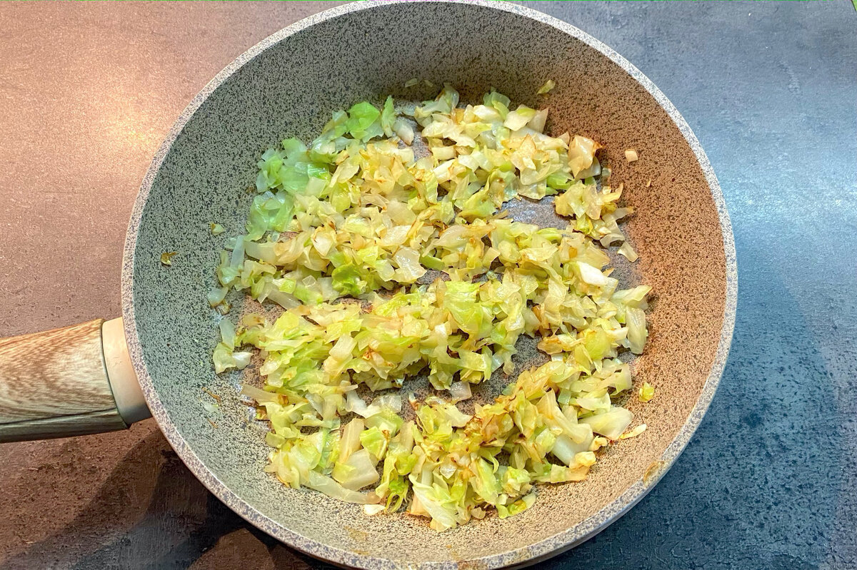 Как приготовить быстрый пирог на сковороде: идеальный завтрак без духовки