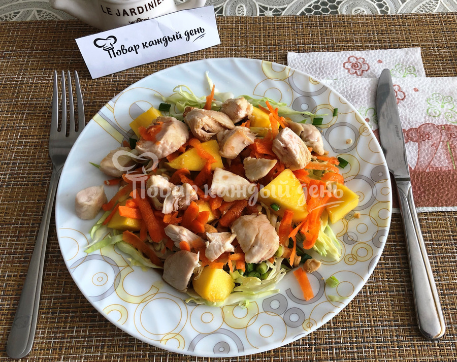 Вкусный салат с курицей и манго, который стоит попробовать
