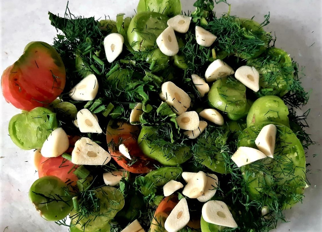 Простой рецепт закуски из зеленых томатов с чесноком и перцем