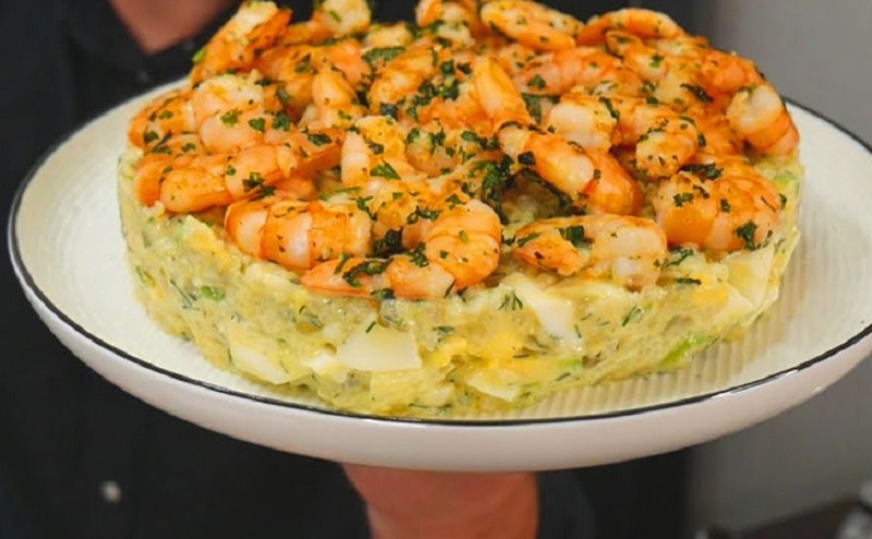 Салат с креветками: как удивить гостей на празднике