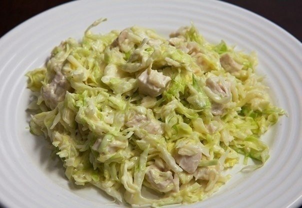 Освежающий салат с курицей и капустой для легкого обеда
