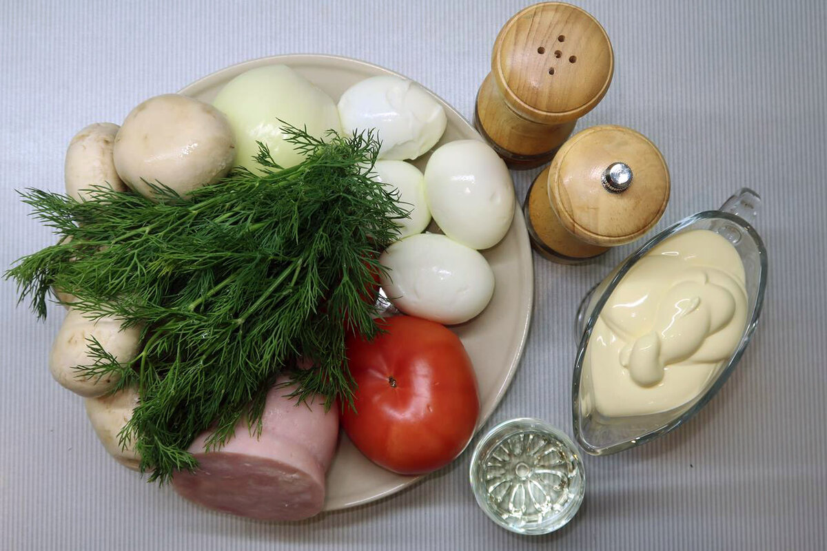 Нежный салат с ветчиной и грибами: просто и вкусно