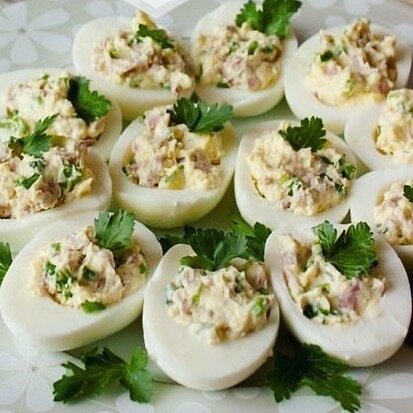 Фаршированные яйца с ветчиной: простой и вкусный рецепт