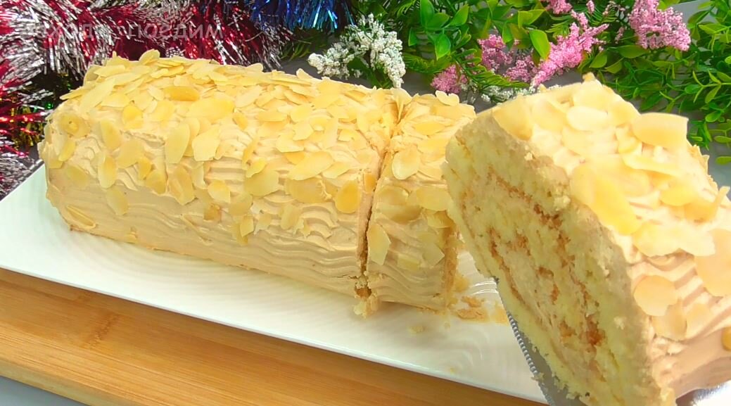 Нежный бисквитный рулет с насыщенным кремом: быстро и легко к праздничному столу