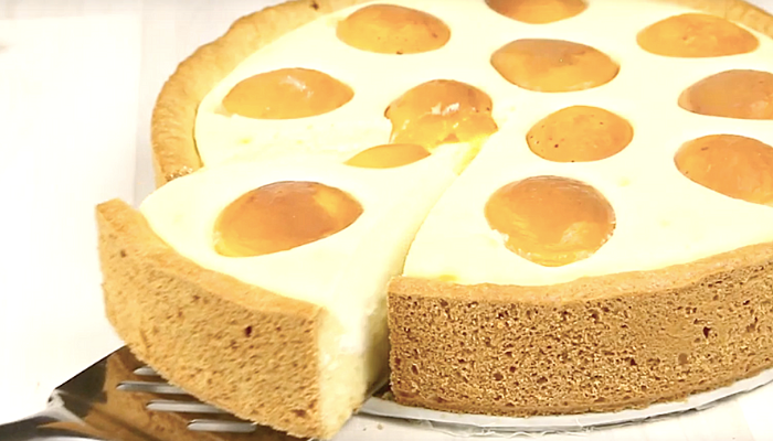 Вкус детства: творожный пирог с абрикосами