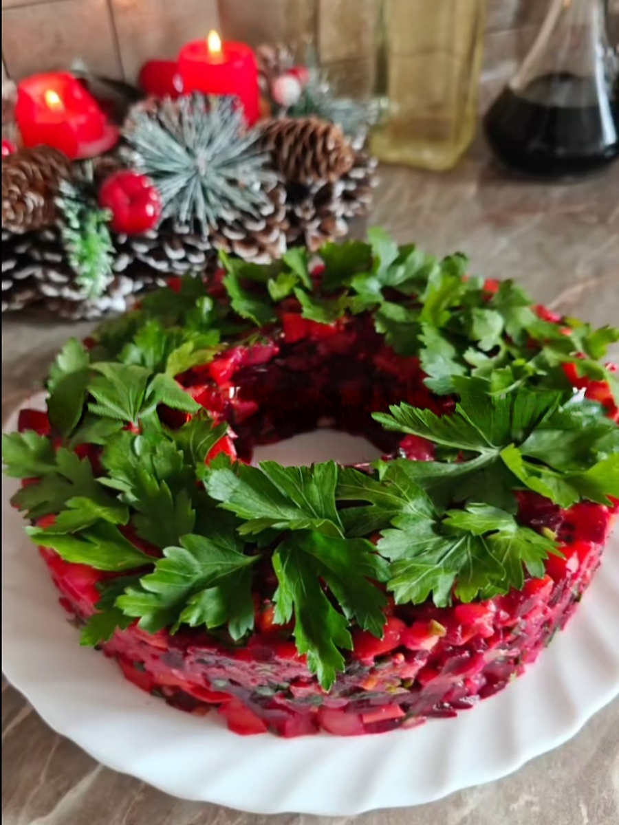 Неповторимый рождественский венок: винегрет с опятами для вашего стола