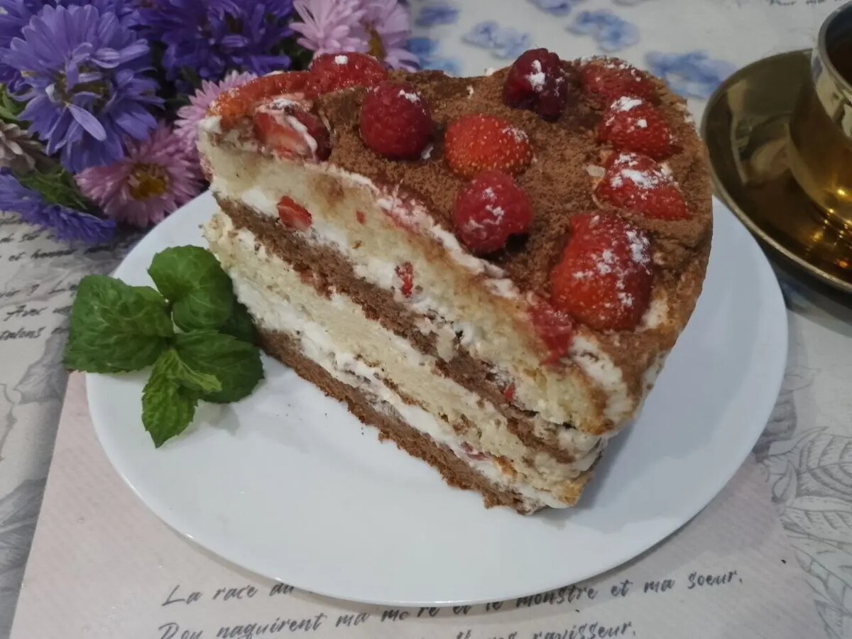 Нежный бисквитный торт с клубникой и взбитыми сливками: как его приготовить