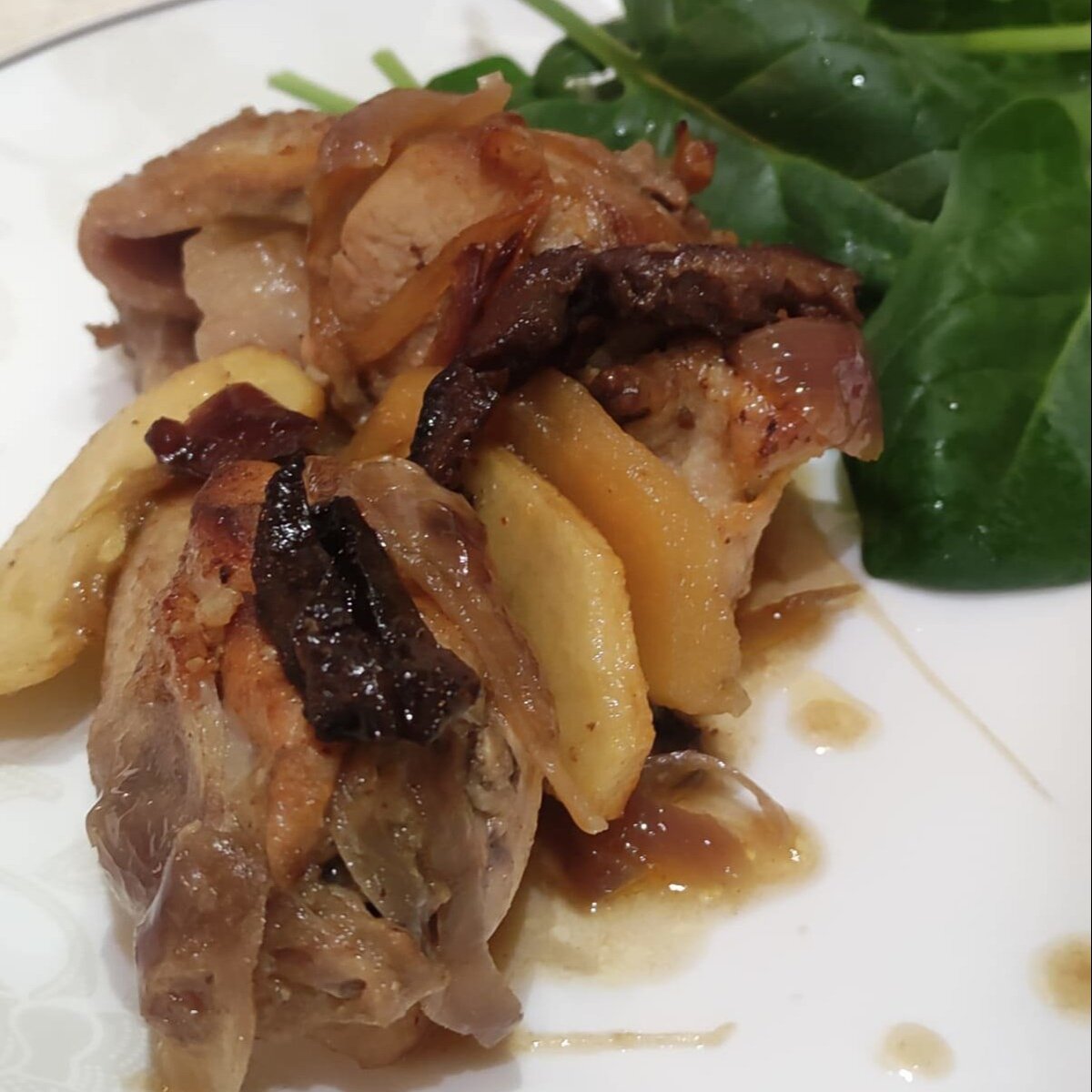 Нежный кролик в медовом соусе с яблоками и черносливом