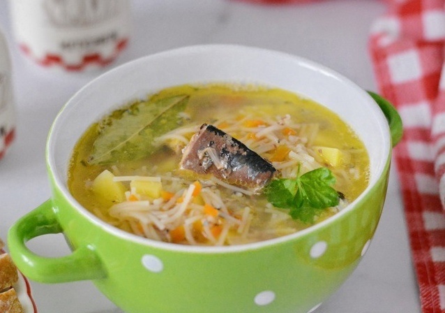 Вкус детства: суп с рыбными консервами и вермишелью, который готовится за считанные минуты