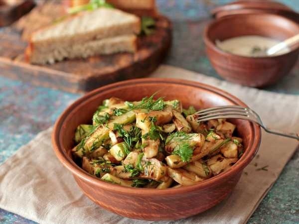 Летний вкус: Салат из жареных кабачков с чесноком и кинзой