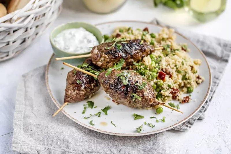 Необычное сочетание: Люля-кебаб из говядины с пряным кус-кусом и сметанным соусом