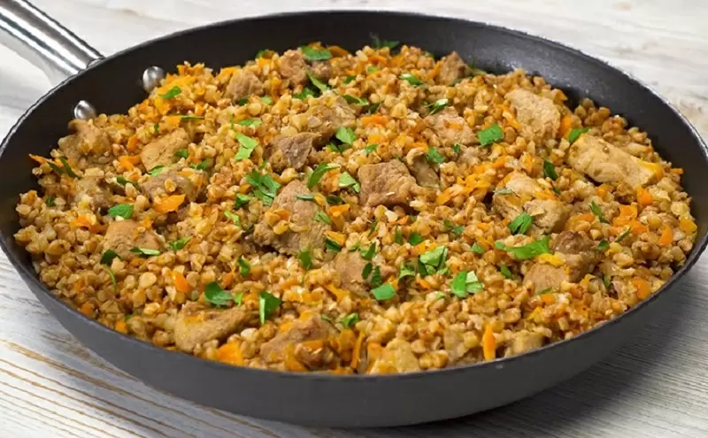 Гречневый плов с грибами и мясом: новое измерение привычного угощения