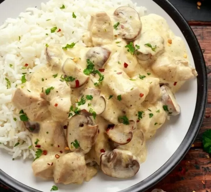 Нежная курица с грибами под сливочным соусом — идеальный рецепт для любого ужина