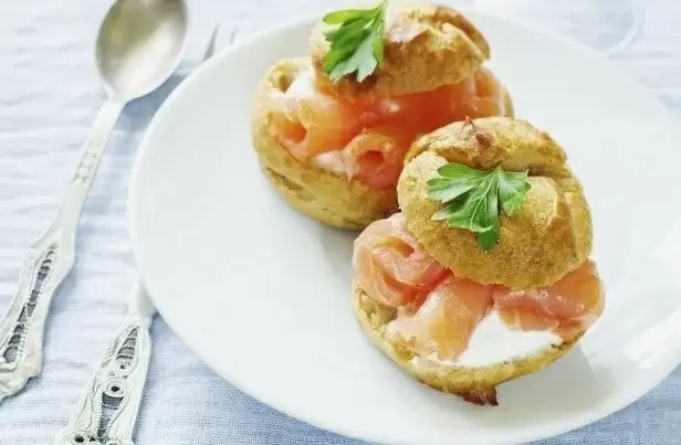 Когда нежность встречает утонченный вкус: профитроли с творожной начинкой и красной рыбой
