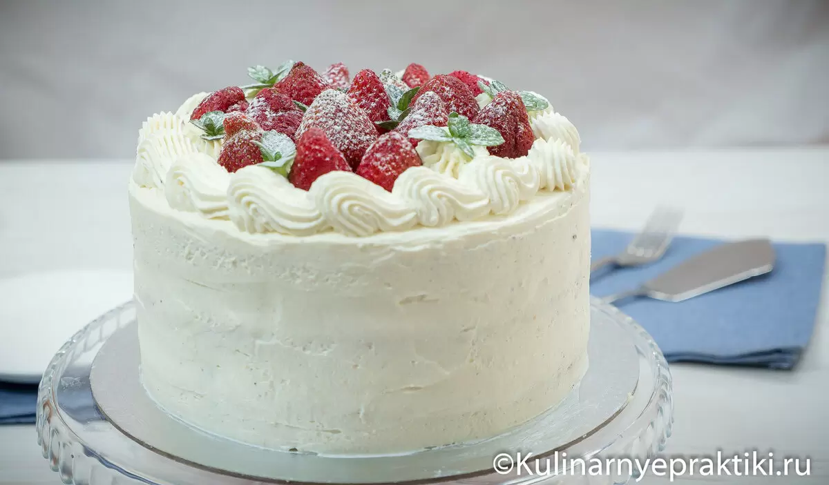 Приготовление домашнего торта "Клубника с маскарпоне" в два этапа
