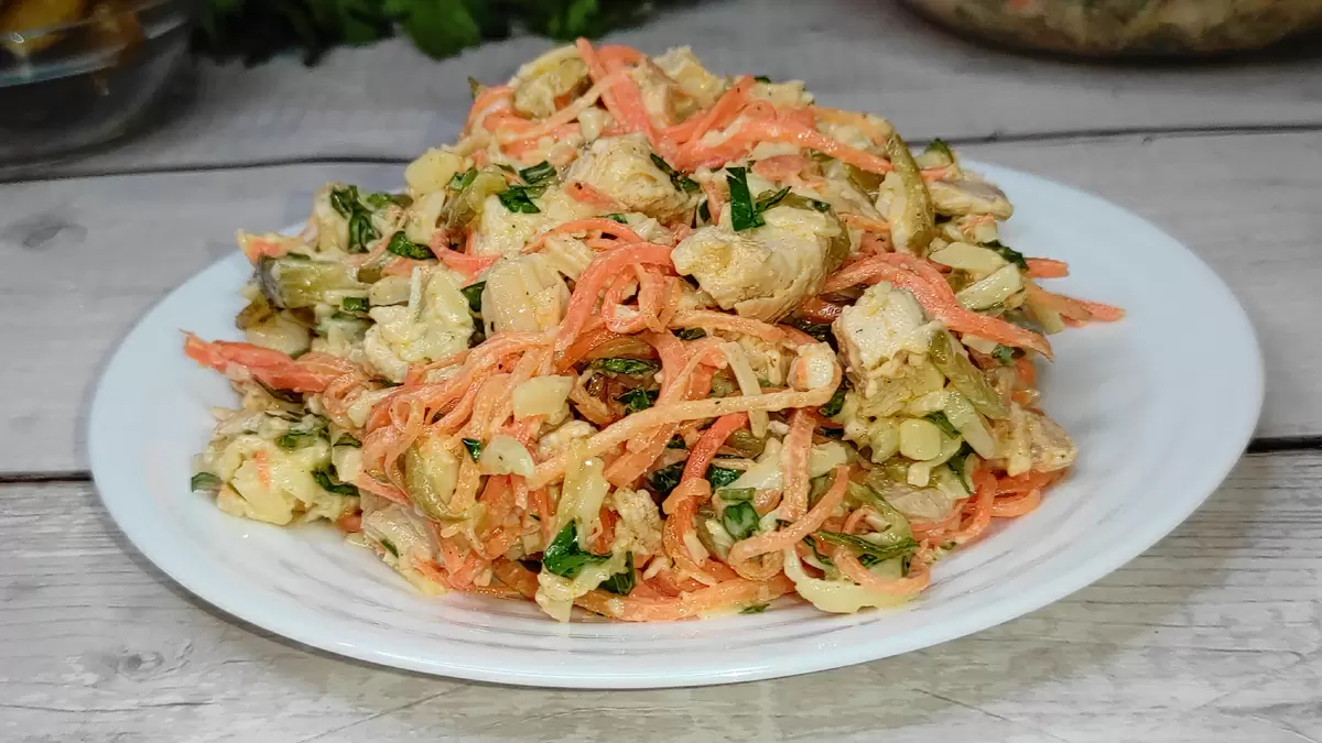Салат «Лисичка»: яркое блюдо с корейской морковью и курицей